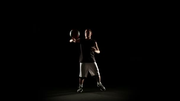 Sportman uitvoeren basketbal freestyle truc — Stockvideo