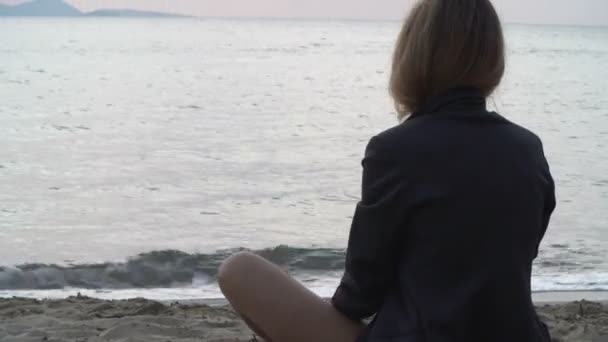 Vrouw gebruiken smatphone op strand — Stockvideo