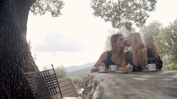 Grupo de amigos felices durante el desayuno italiano — Vídeos de Stock