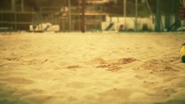 Jovem descalço pés no dia de verão no campo de futebol de praia ao ar livre — Vídeo de Stock