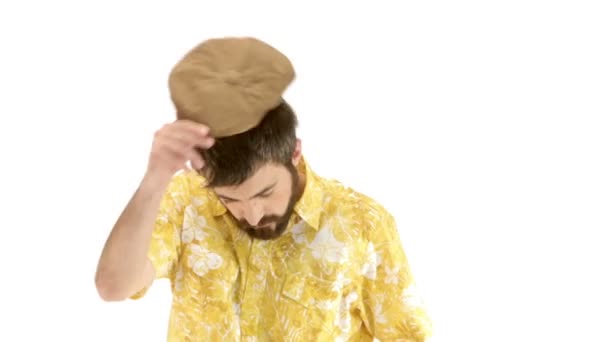 若い男は 70 年代に黄色オレンジ色のビンテージの服のドレッシングと帽子作りの動き — ストック動画
