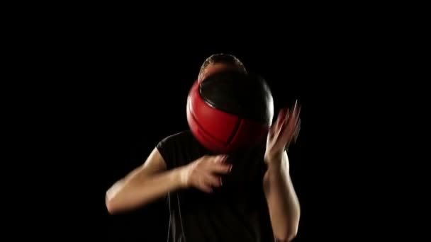 Sportsman perform basketball freestyle trick — Stock Video