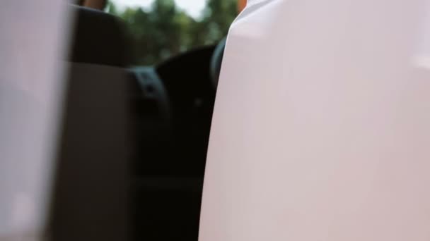 Otwarcie drzwi samochodu biały van — Wideo stockowe