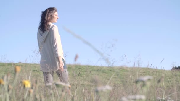 Giovane donna che cammina e si estende in paesaggi naturali all'aperto — Video Stock