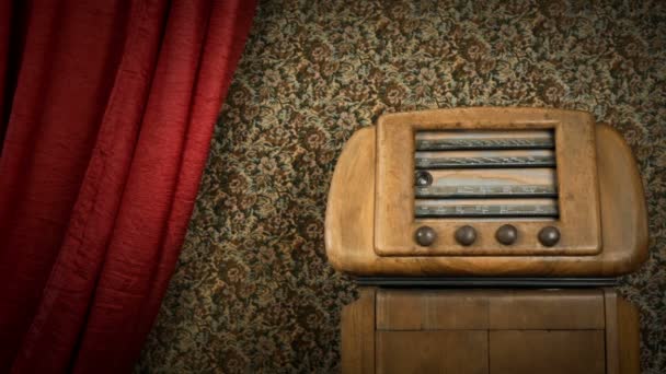 Drôle grand-mère écoute une vieille radio 