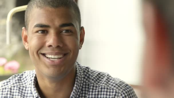 Joven hermoso negro hombre está comiendo en italiano reastaurant — Vídeos de Stock