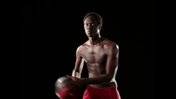 Homme jouant avec ballon de basket — Video