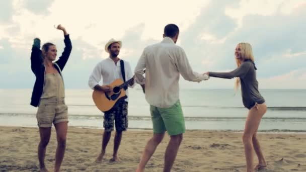Grupp av fyra vän roa sig spela gitarr och dansa — Stockvideo