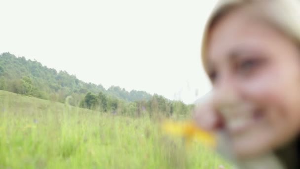 Όμορφη ξανθιά κοπέλα θαυμάζοντας την πανοραμική θέα στο βουνό — Αρχείο Βίντεο