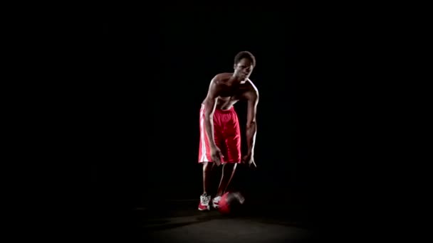 Hombre atlético con pelota de baloncesto — Vídeos de Stock