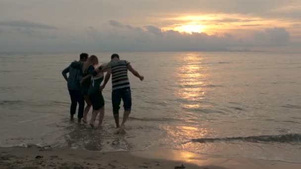 Пары веселятся на пляже — стоковое видео