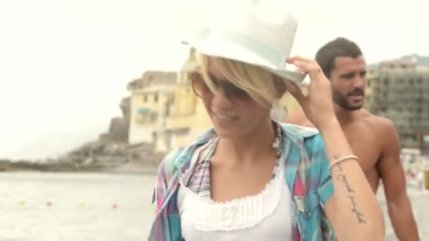 Zwei Freunde spazieren durch den Strand von Camogli — Stockvideo