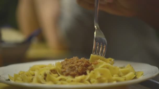 Massa italiana com molho de tomate e carne — Vídeo de Stock