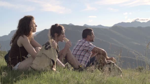 Três amigos no dia de verão estão desfrutando de panorama — Vídeo de Stock