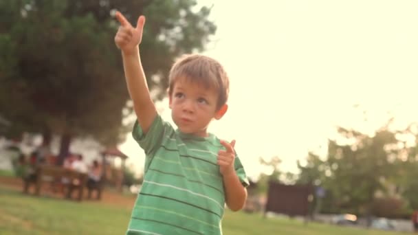 Criança está brincando no parque da cidade ao ar livre — Vídeo de Stock