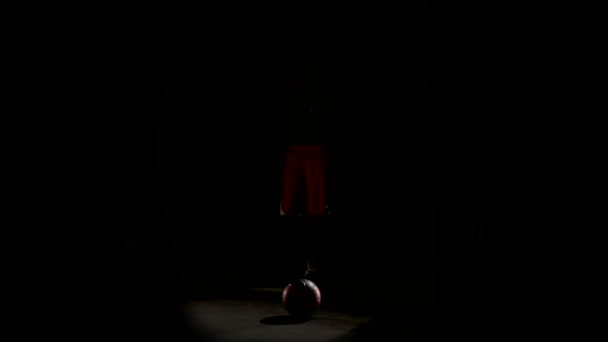 Homme jouant avec ballon de basket 