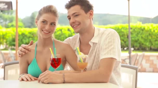 Un jeune couple boit des cocktails au bar — Video