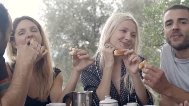 イタリアの朝食中に幸せな友人のグループ — ストック動画