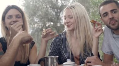 İtalyan kahvaltısı sırasında mutlu arkadaş grubu 