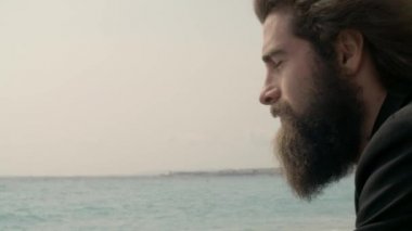 Adam poz ve gülümseme sahilde