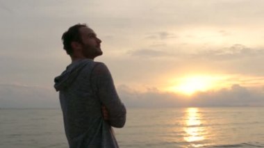 adam sahilde rahatlatıcı