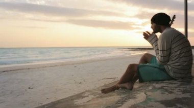 Güzel melankoli delikanlı okyanus plaj sahil gündoğumu, Tarih