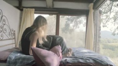 İki genç kadın arkadaşlar veya homoseksüel lezbiyen çift gülümseme ve şaka rahatla