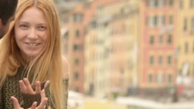 genç güzel kadınla konuşan adam