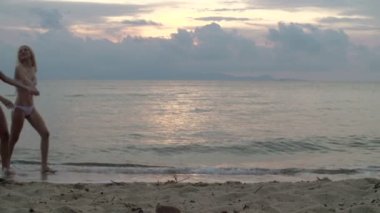 Kaç kız yürümek ve kumsalda öp 