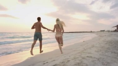 zevk çift ve plaj boyunca çalıştırın