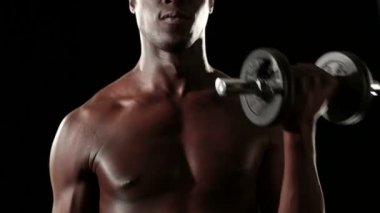 kaslı adam dumbbells ile yapıyor