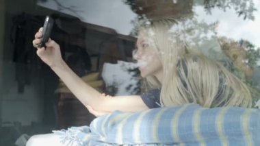 kadın yatakta selfie smartphone ile alarak