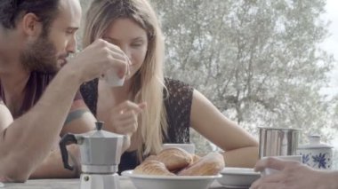 İtalyan kahvaltısı açık olan çift