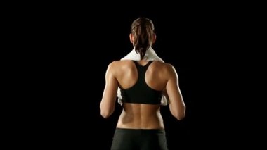 sporstwear giyen atletik kadın ile beyaz havlu vardır