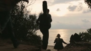 Çiftler yürümek ve eğlenceli plaj var 