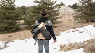 dağlarda yürüyen adam 