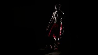 Basketbol topu ile oynayan adam
