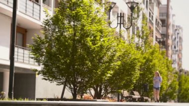 Kentsel şehir Park müzik sokak genç güzel sarışın kız yürüyor