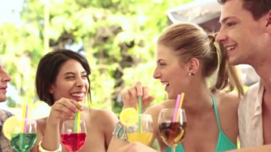 arkadaşlar yaz günü su parkında çiftler kokteyl içiyorsun