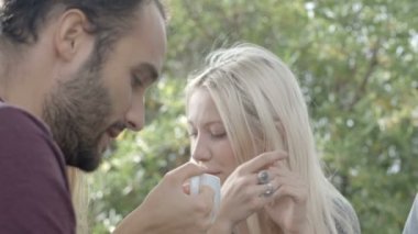 arkadaşlar doğal kırsal kahvaltı sırasında