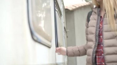 Kadın yürüyüş car yakınındaki