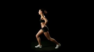 Genç atletik kadın egzersizleri yapıyor 