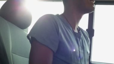 Genç güzel adam bir seyahat sırasında siyah. 