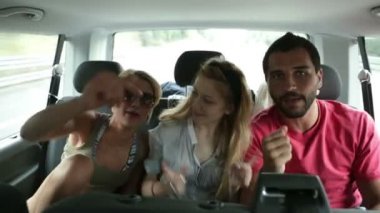 Arkadaşlar bir seyahat sırasında şarkı iyi eğlenceler 