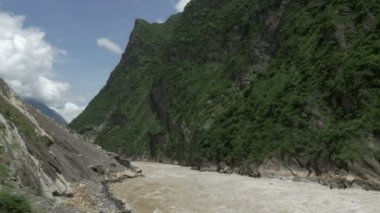 Jinsha Nehri üzerinde sıçrayan Gorge doğal Kanyon yazarak