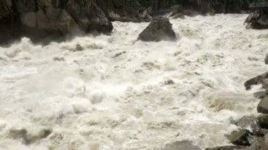 Jinsha Nehri üzerinde sıçrayan Gorge doğal Kanyon yazarak