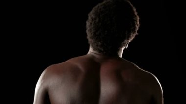 Germe yapan atletik erkek