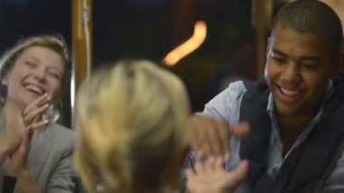 Arkadaşlar gün akşam yaz aylarında konuşuyor