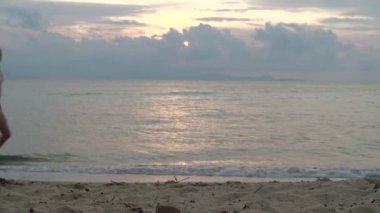 Kaç kız yürüyüş ve öpücük