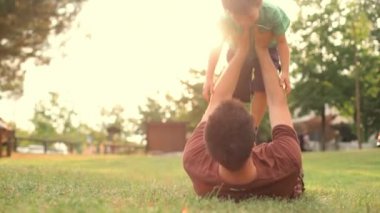 Baba ile mutlu bir çocuk oyun 